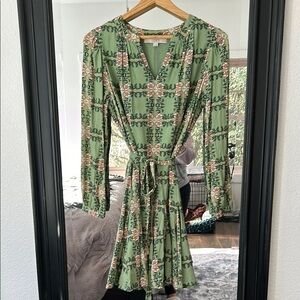 Green Midi Dress with Long Bishop Sleeves and V-Neck for Casual Occasions